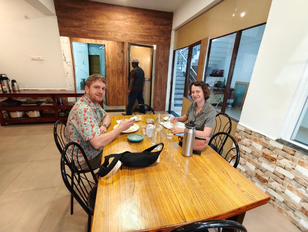 Valparai Guided Tour Guests Tourists enjoying guided tour in Valparai with local travel expert